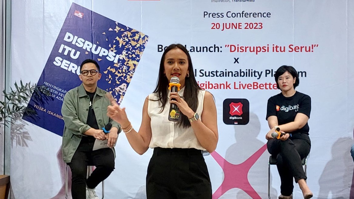 Selebritas yang juga aktivis lingkungan Nadine Alexandra (tengah).