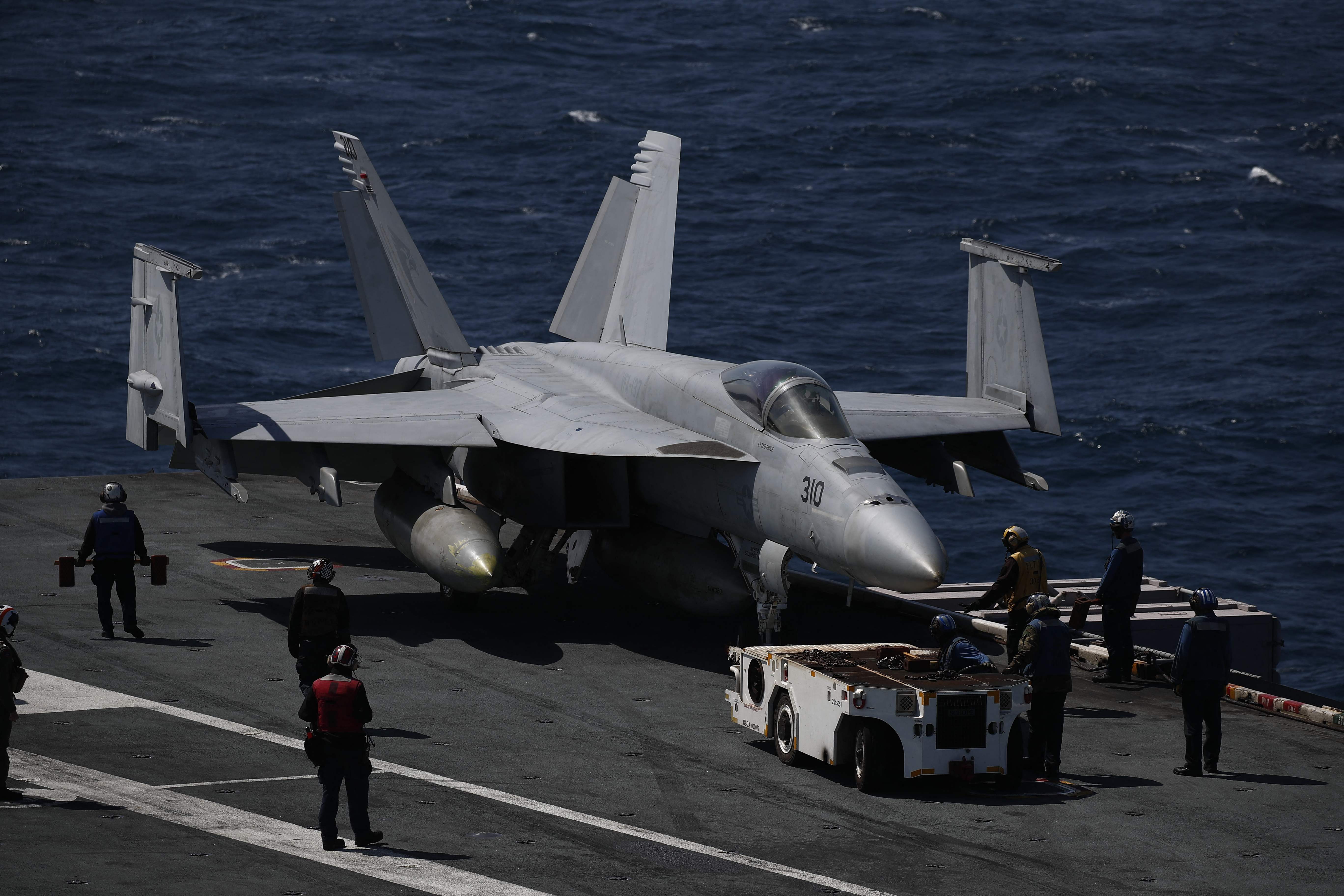 F-18 Super Hornet Angkatan Laut AS dan kru di USS Nimitz