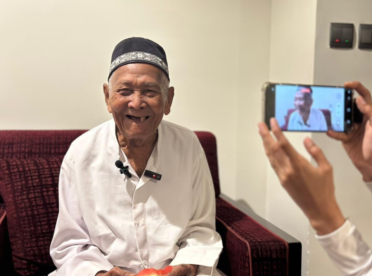 Abah Juani, 95, jemaah haji asal Majalengka, Jawa Barat, yang tergabung dalam kloter 1 embarkasi Kertajati (KJT-1)