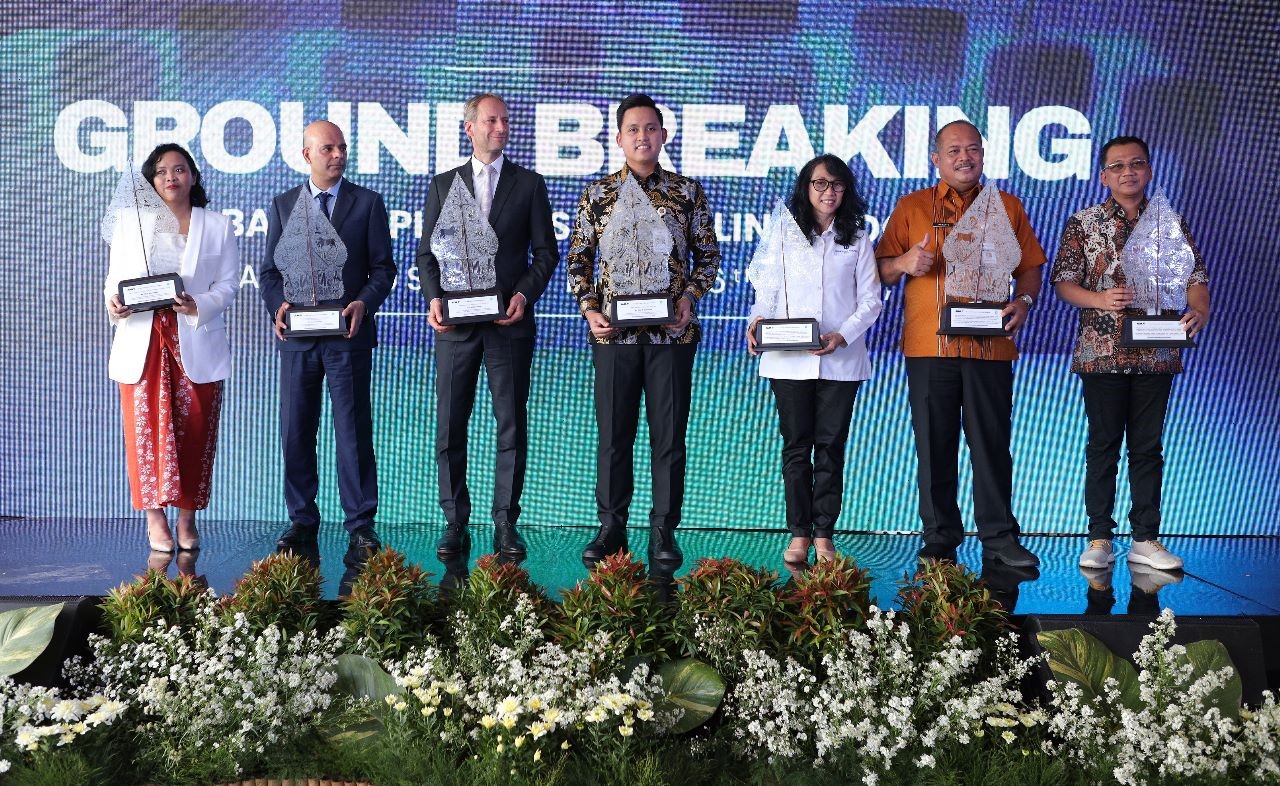 Upacara peletakan batu pertama pabrik daur ulang PT ALBA Tridi Plastics Recycling Indonesia di Kendal, Jateng, Selasa (6/6).