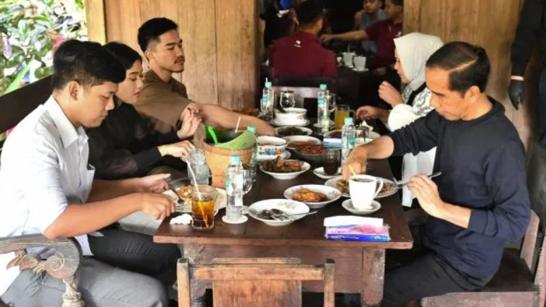 Jokowi mengunjungi warung klotok