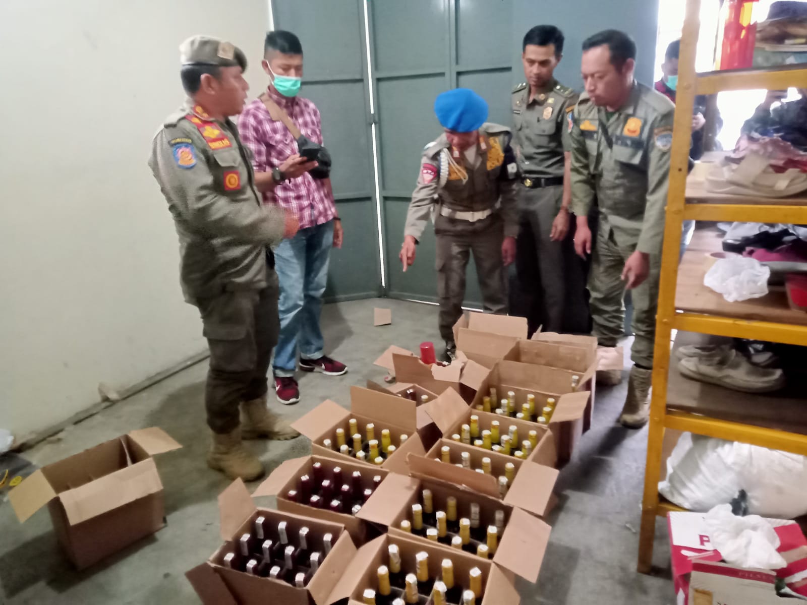 Petugas Satpol PP Kota Tasikmalaya menemukan minuman keras ilegal di sebuah gudang.
