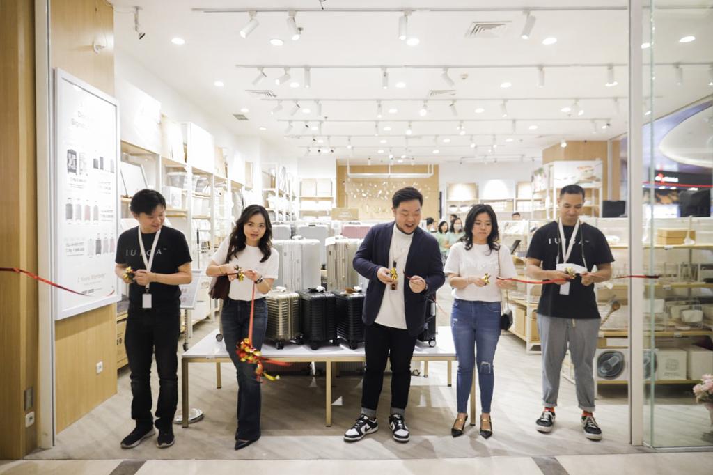 Acara pembukaan gerai Iuiga yang kedua di Kota Surabaya, Jawa Timur, Senin (19/6).