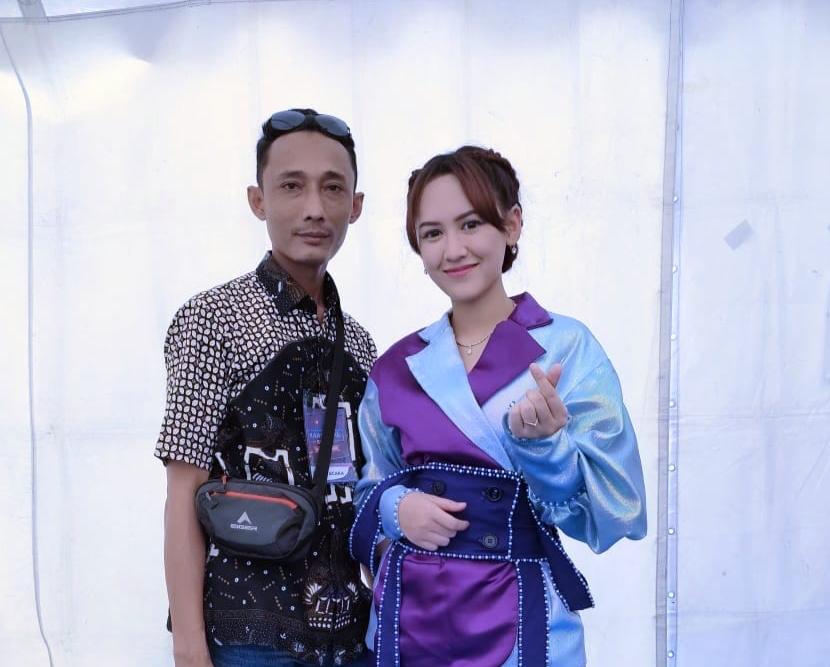 Junardi atau Bos Krakal bersama penyanyi Happy Asmara.