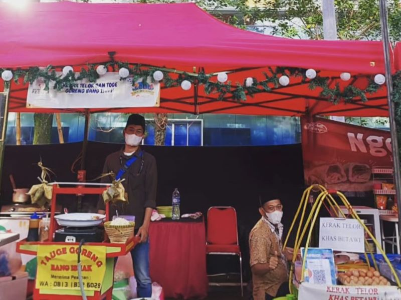 Ishak Yahya sedang menjaga dagangannya.