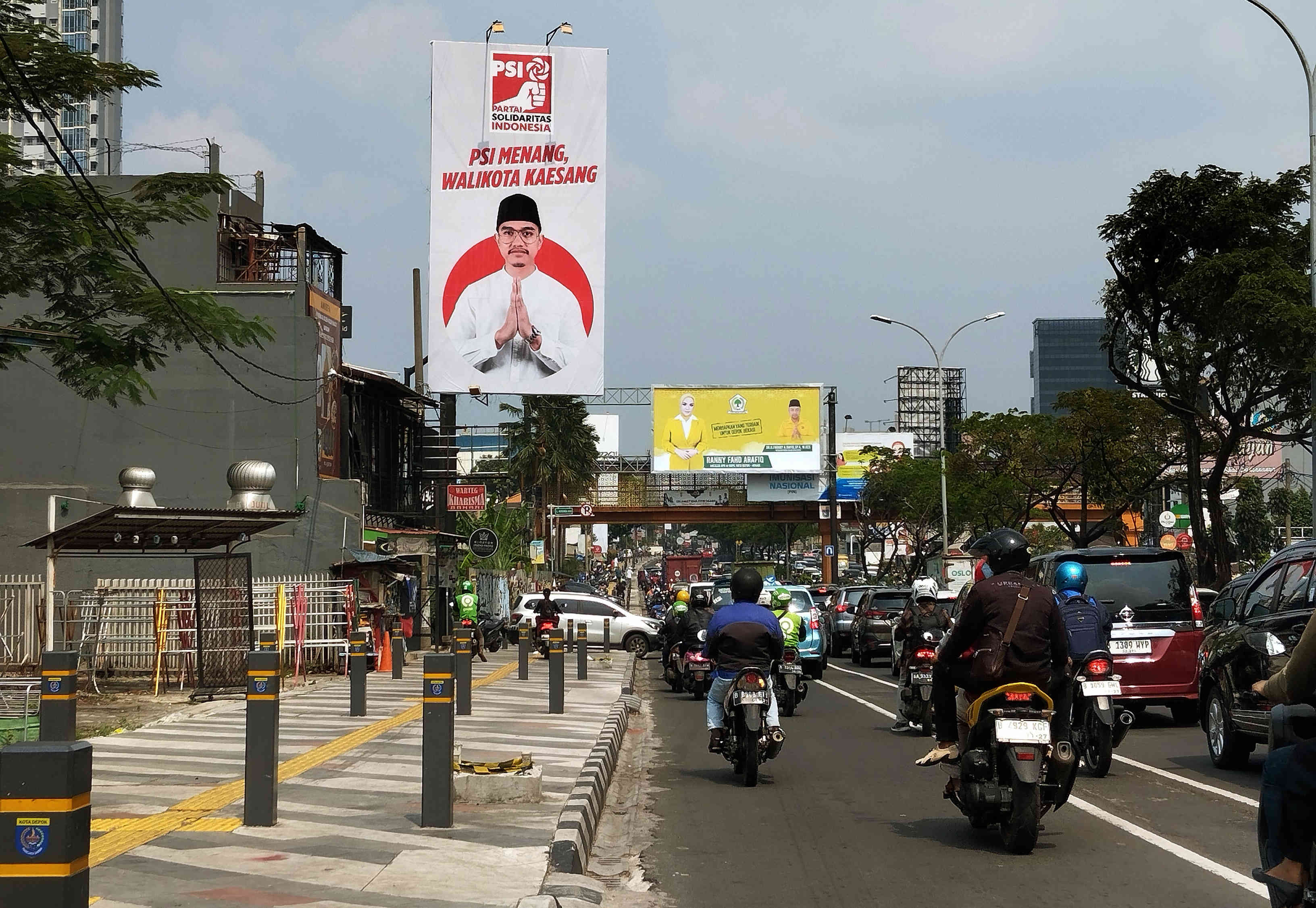 Baliho / spanduk bertuliskan 