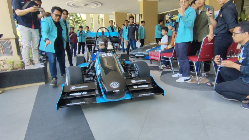 UNS menghadirkan dua mobil balap rancangan mereka yang akan digunakan di dua kompetisi balap formula tingkat internasional.