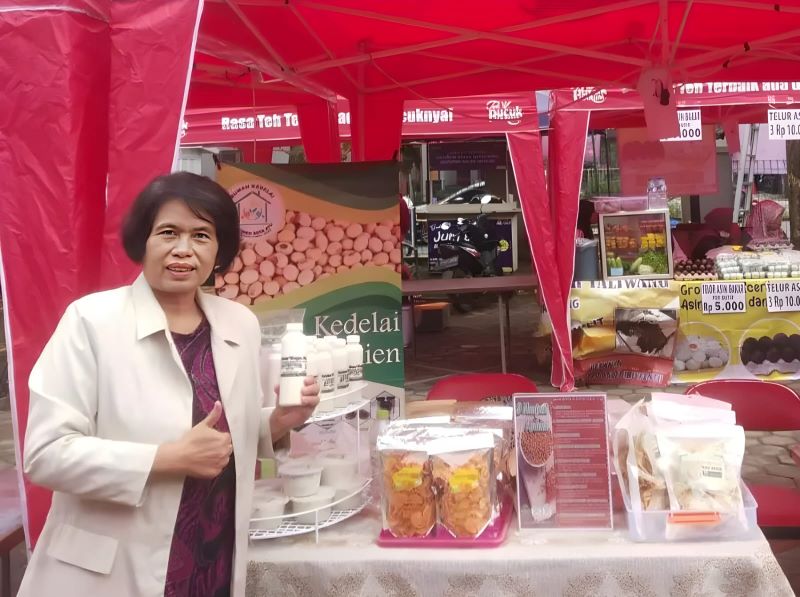 Agus Murtini, pelaku UMK yang menginovasikan kedelai menjadi beragam produk.