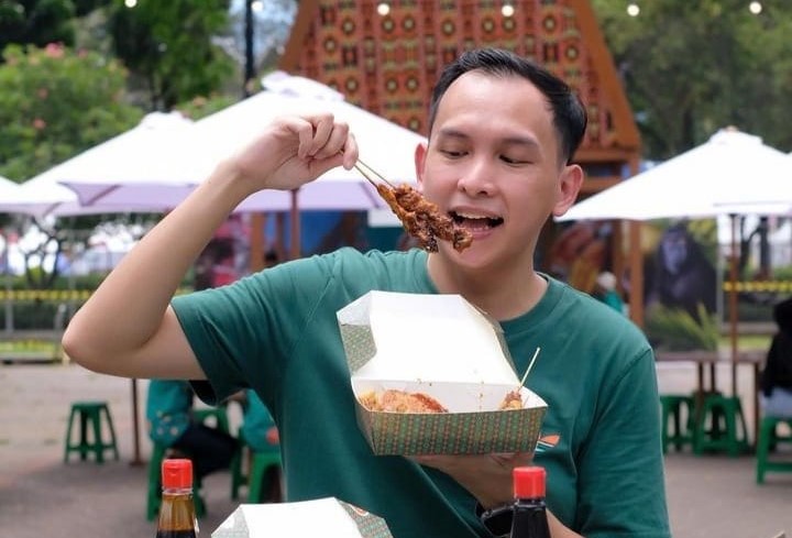 Sendy Wislon saat membuat konten makan