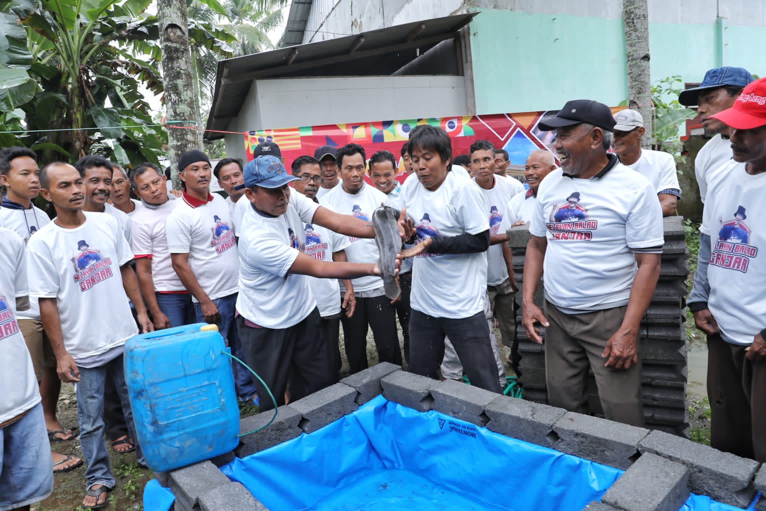 Bantuan kolam pamijahan lele untuk nelayan di Pangandaran