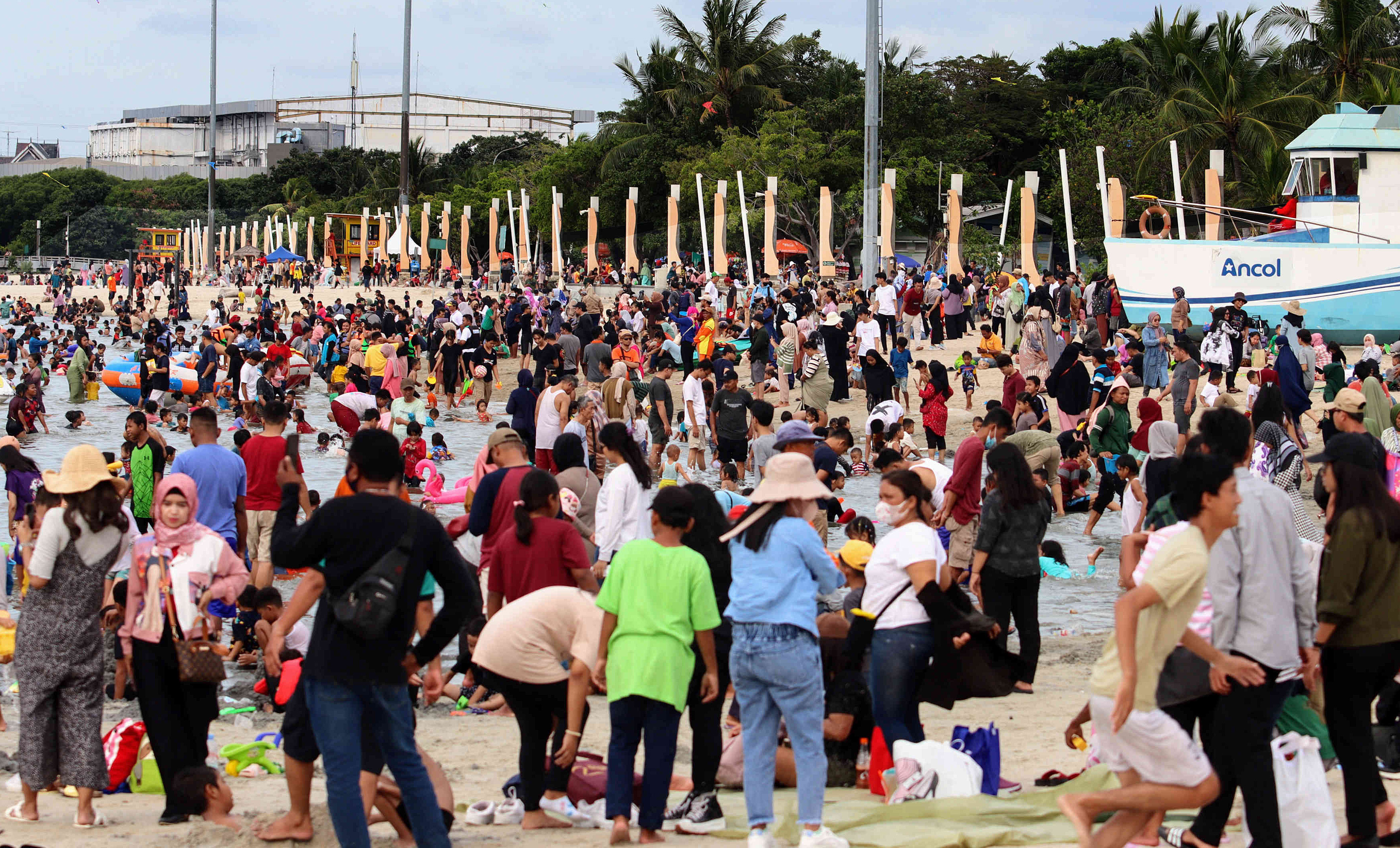 Ribuan pengunjung memadati Pantai Ancol, Jakarta saat libur Idul Fitri