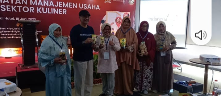 Pelaku usaha Subsektor Kuliner berfoto dengan Wakil Ketua Komisi X DPR, Abdul Fikri Faqih