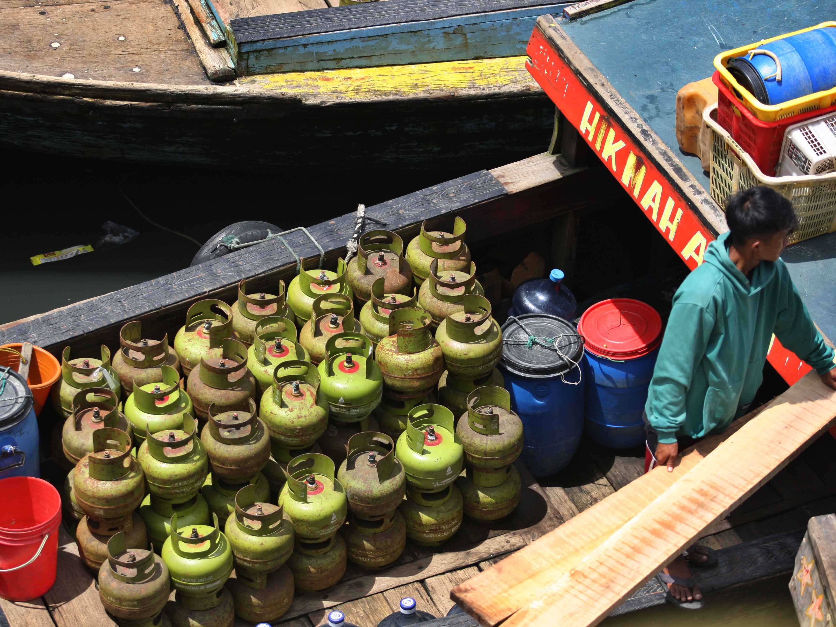 Perahu nelayan memuat gas elpiji 3 kg di Perkampungan Nelayan, Cilincing, Jakarta Utara, Selasa (28/02/2023).