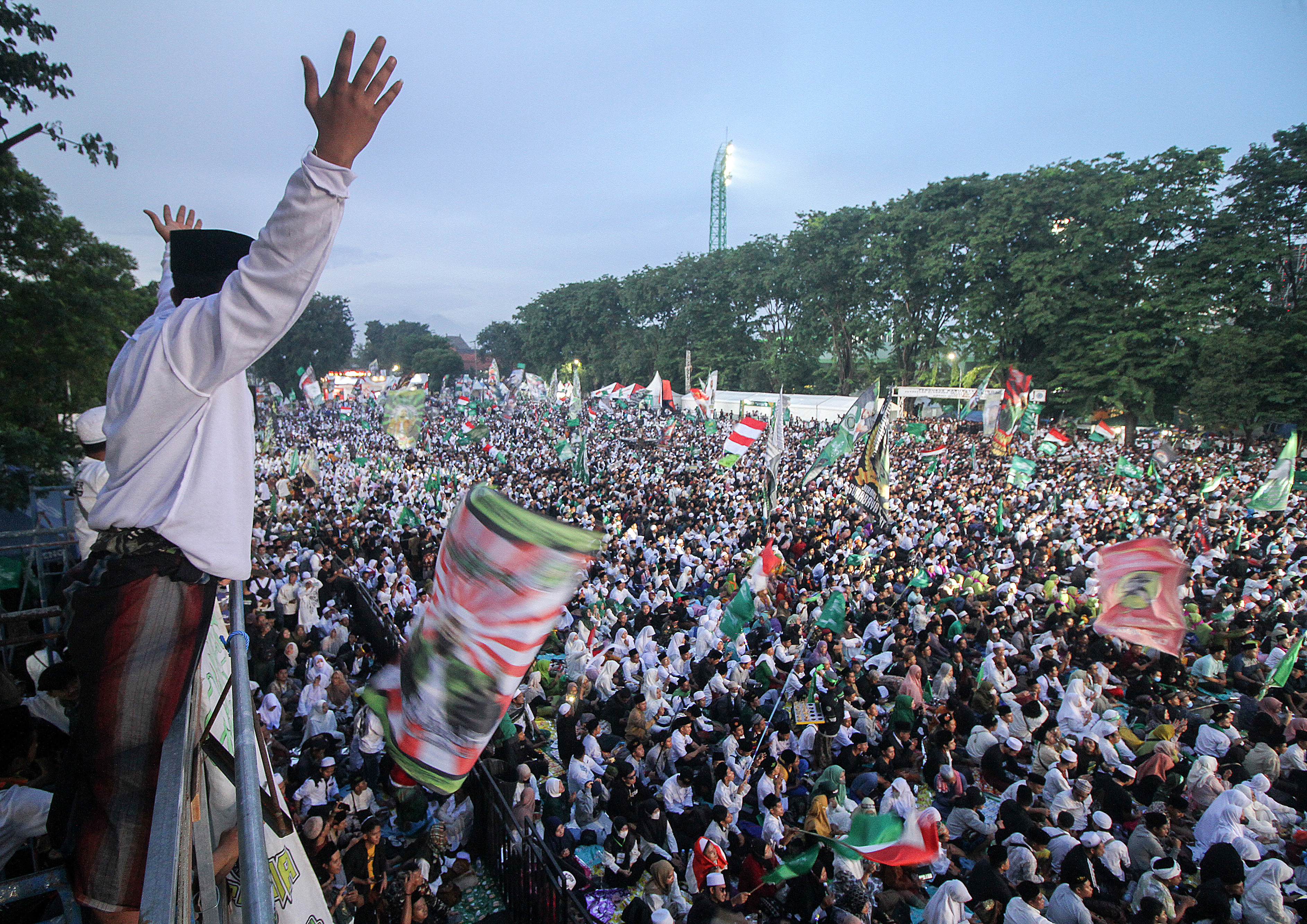 Warga mengikuti rangkaian Puncak Satu Abad NU. Ketua Umum ISNU Ali Masykur Musa masuk tokoh yang pilihan politiknya diikuti warga Jatim.