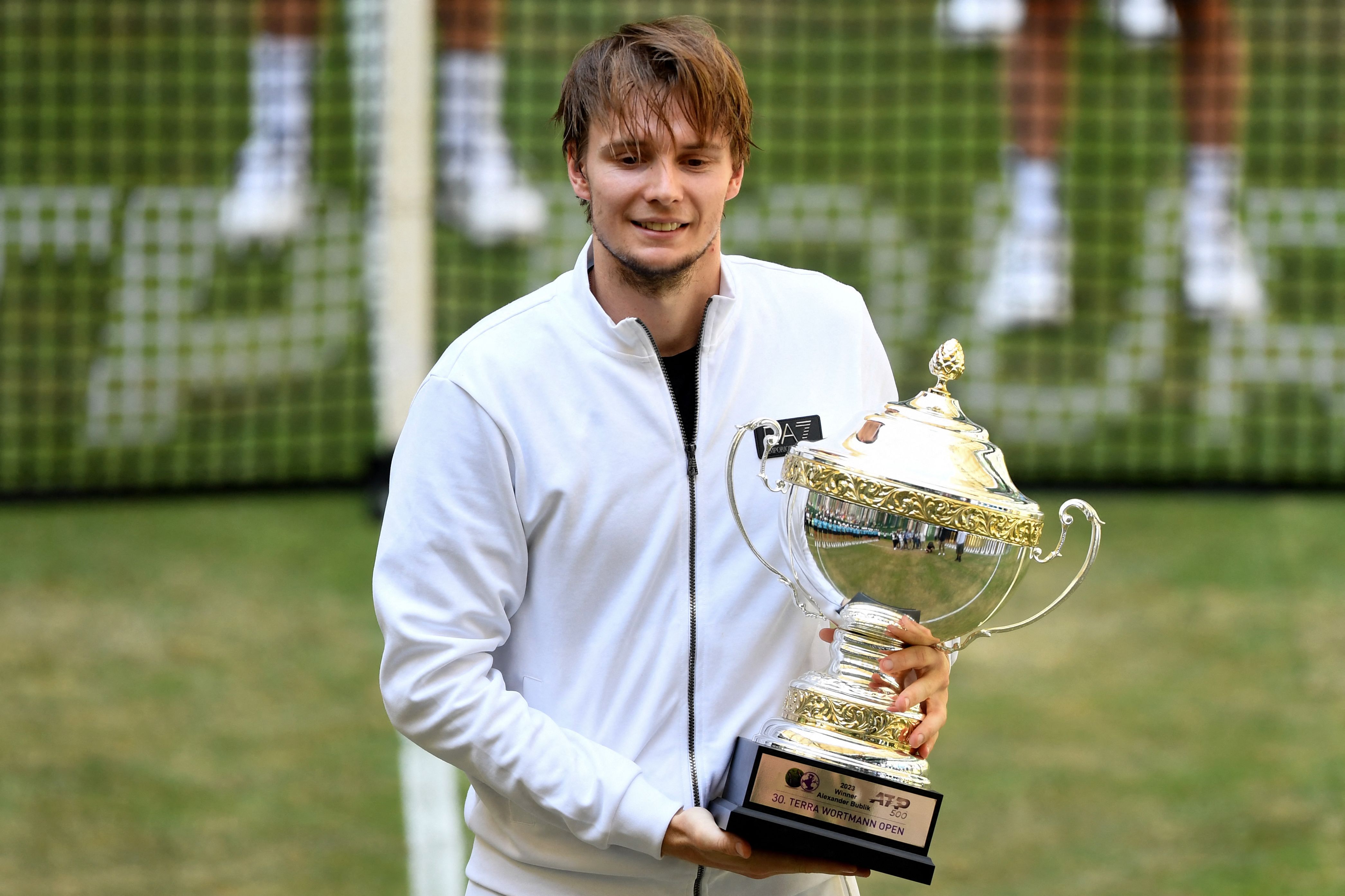 Petenis Kazakhstan Alexander Bublik usai menjadi juara di turnamen ATP Halle.