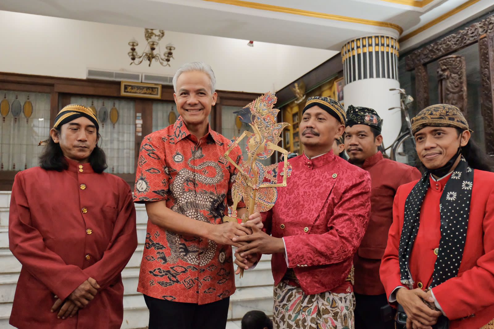 Ketua Forum Komunikasi Seniman Dalang Indonesia Ki Wartoyo menyerahkan wayang Prabu Kresna kepada Bacapres Ganjar Pranowo.