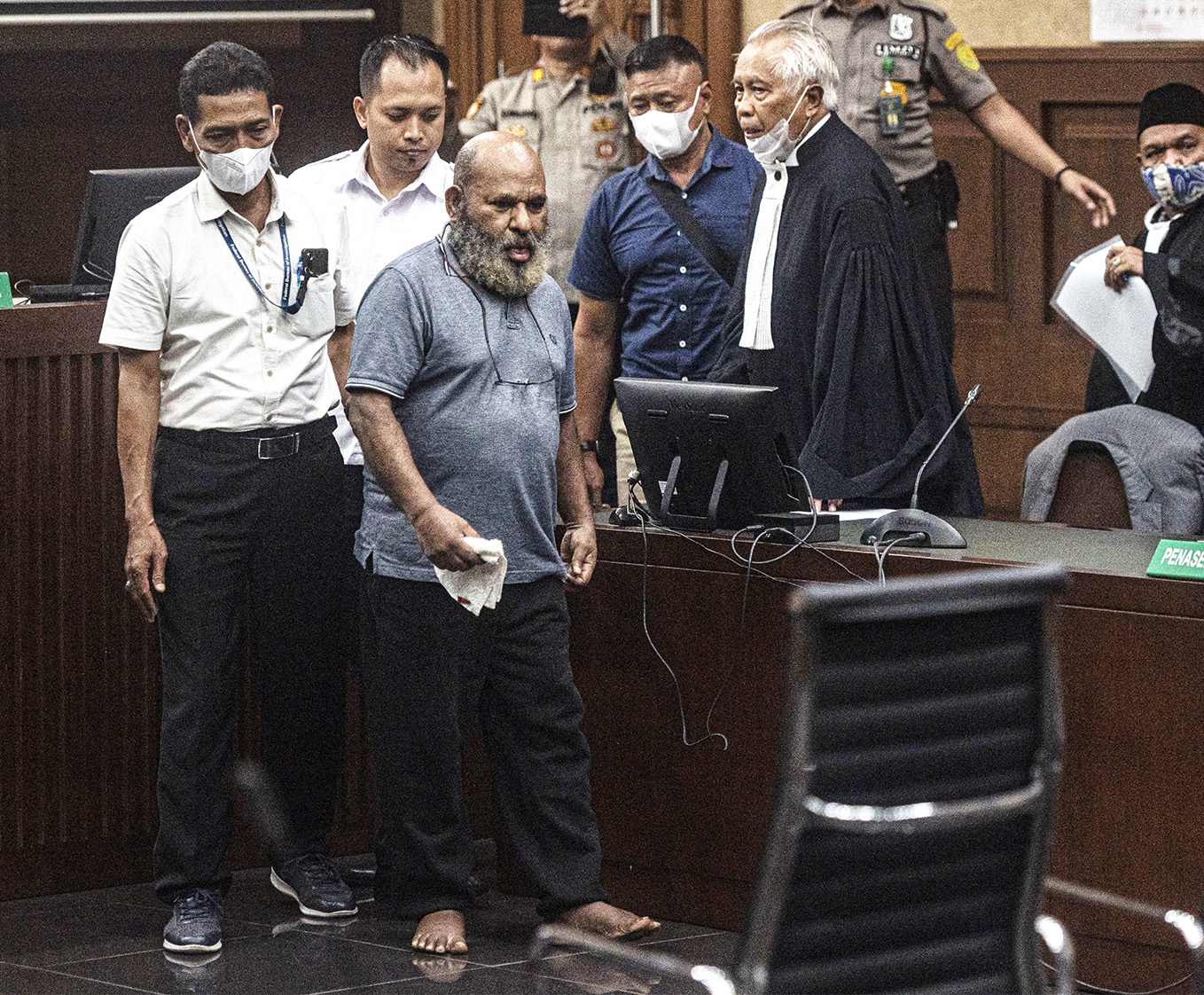 Terdakwa kasus dugaan suap dan gratifikasi terkait proyek infrastruktur Provinsi Papua Lukas Enembe di Pengadilan Tipikor Jakarta.