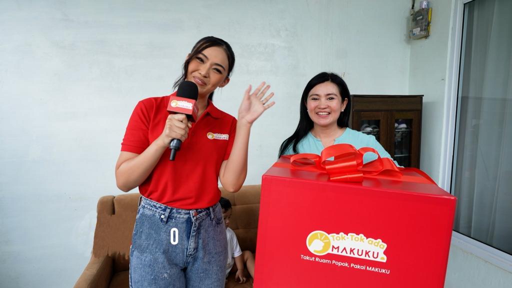 Seorang ibu diwawancarai setelah mendapat hadiah kejutan dari Makukan berupa 1 karton popok Makuku.