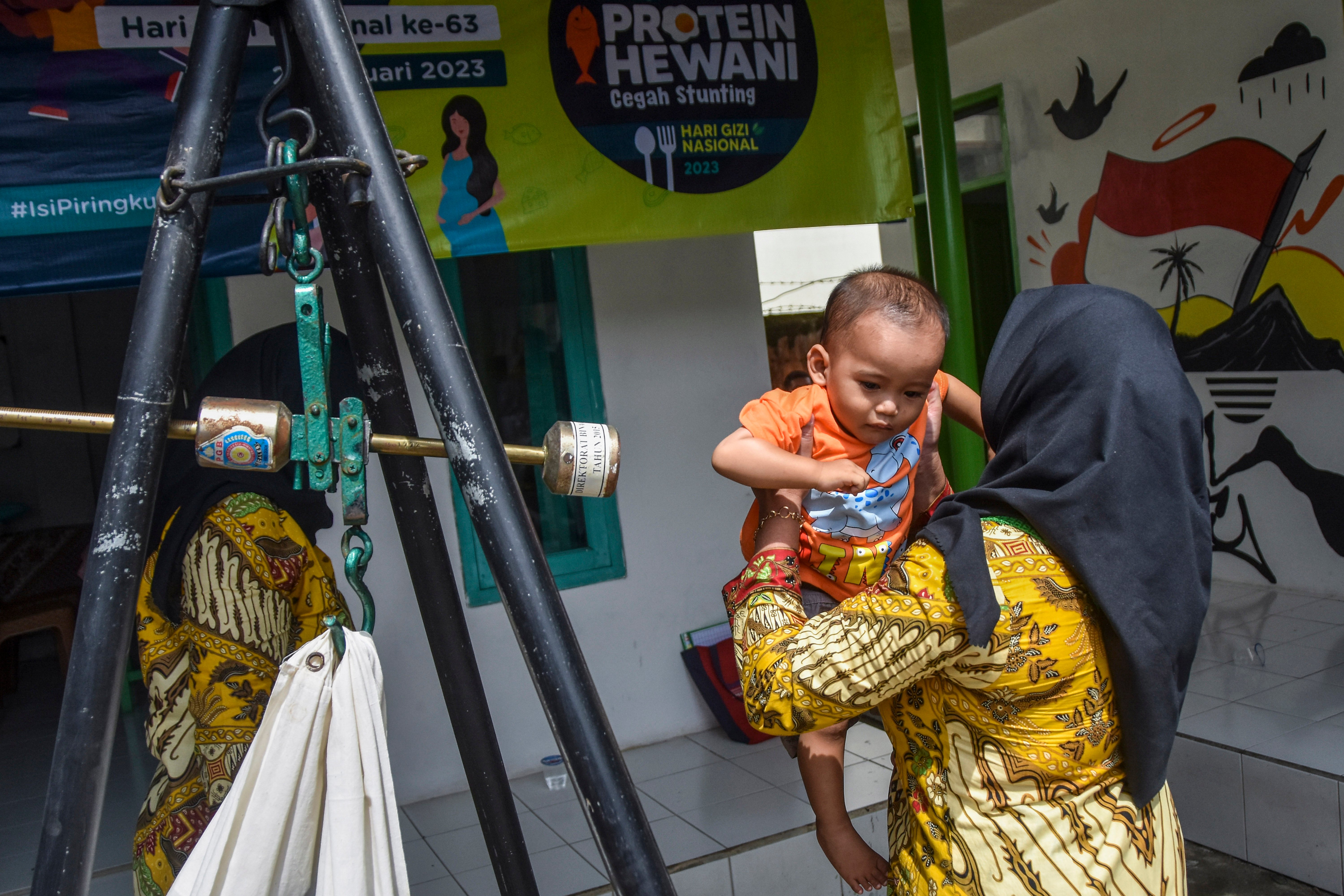 STUNTING: Kader Posyandu menimbang berat badan anak saat sosialisasi protein hewani cegah stunting di Posyandu Delima di Ciamis, Jabar