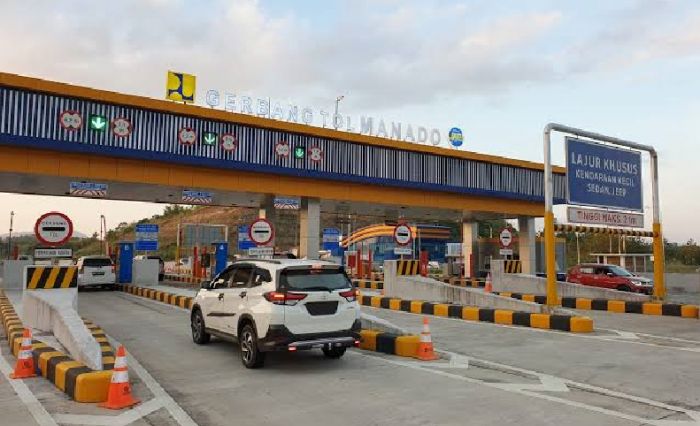 Pengendara melintaas di gerbang pembayaran tol. 