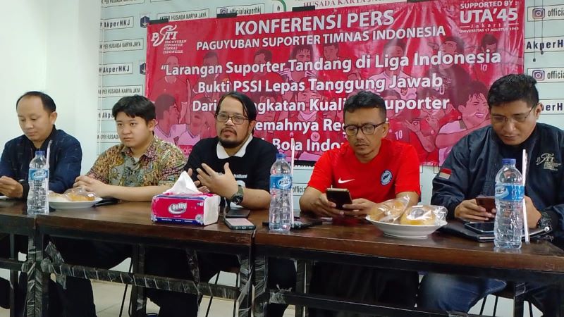 PSSI dinilai mengabaikan suporter dengan larangan suporter away datang ke pertandingan Liga Indonesia.
