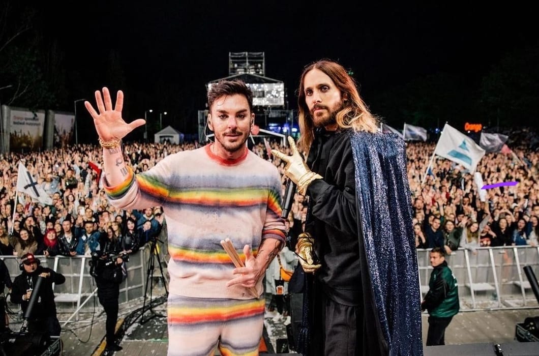Grup musik Thirty Seconds to Mars yang terdiri dari kakak beradik Shannon Leto (kiri) dan Jared Leto.  