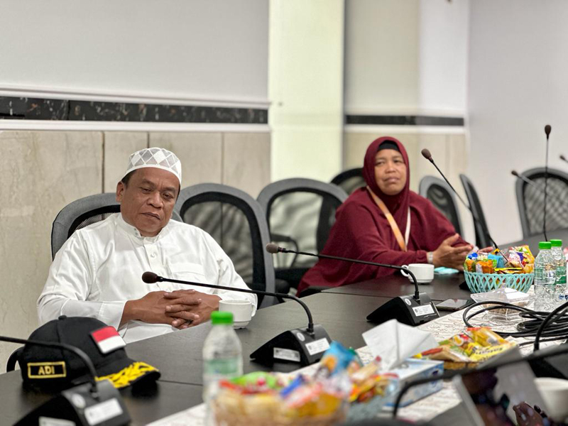 Atikah (kanan) dan Ukkas dalam pertemuan dengan Kepala Daker Madinah PPIH Arab Saudi, Zaenal Muttaqin, menyampaikan rasa puas atas pelayanan