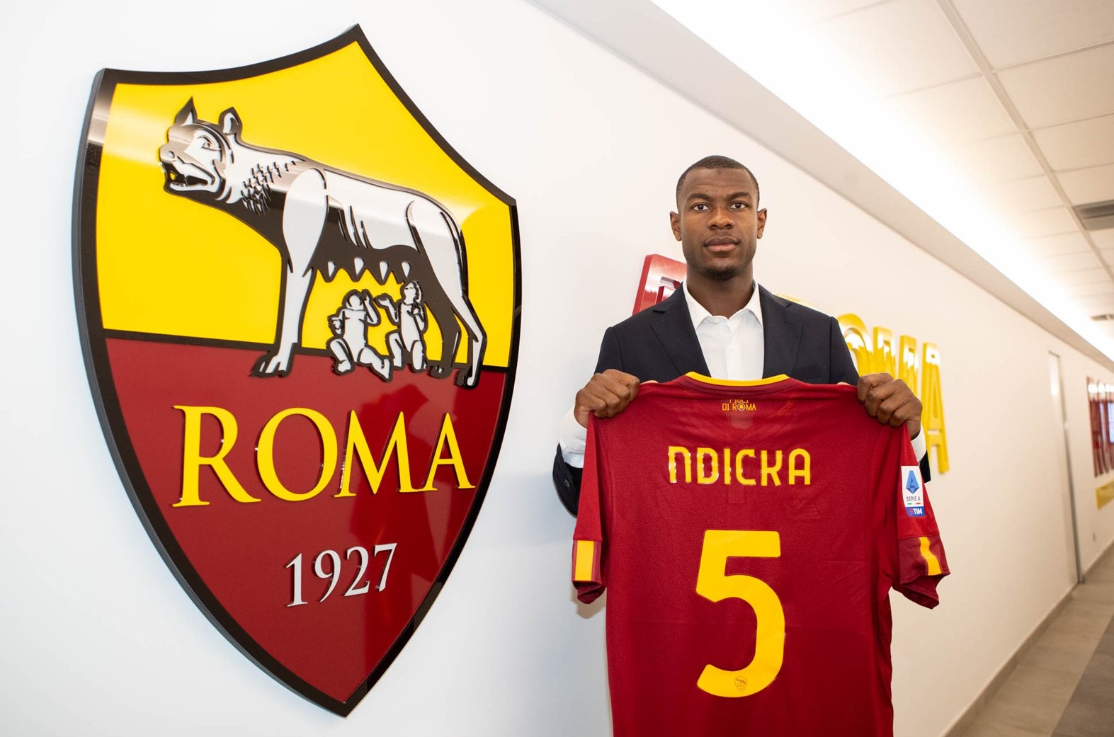 AS Roma Dapatkan Ndicka Secara Gratis dari Frankfurt