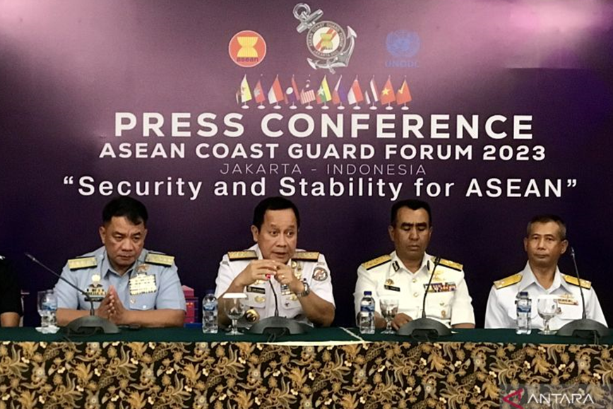 Kepala Bakamla RI Laksdya Aan Kurnia (dua kiri) menjawab pertanyaan saat jumpa pers usai pembukaan ASEAN Coast Guard Forum 2023 di Jakarta.