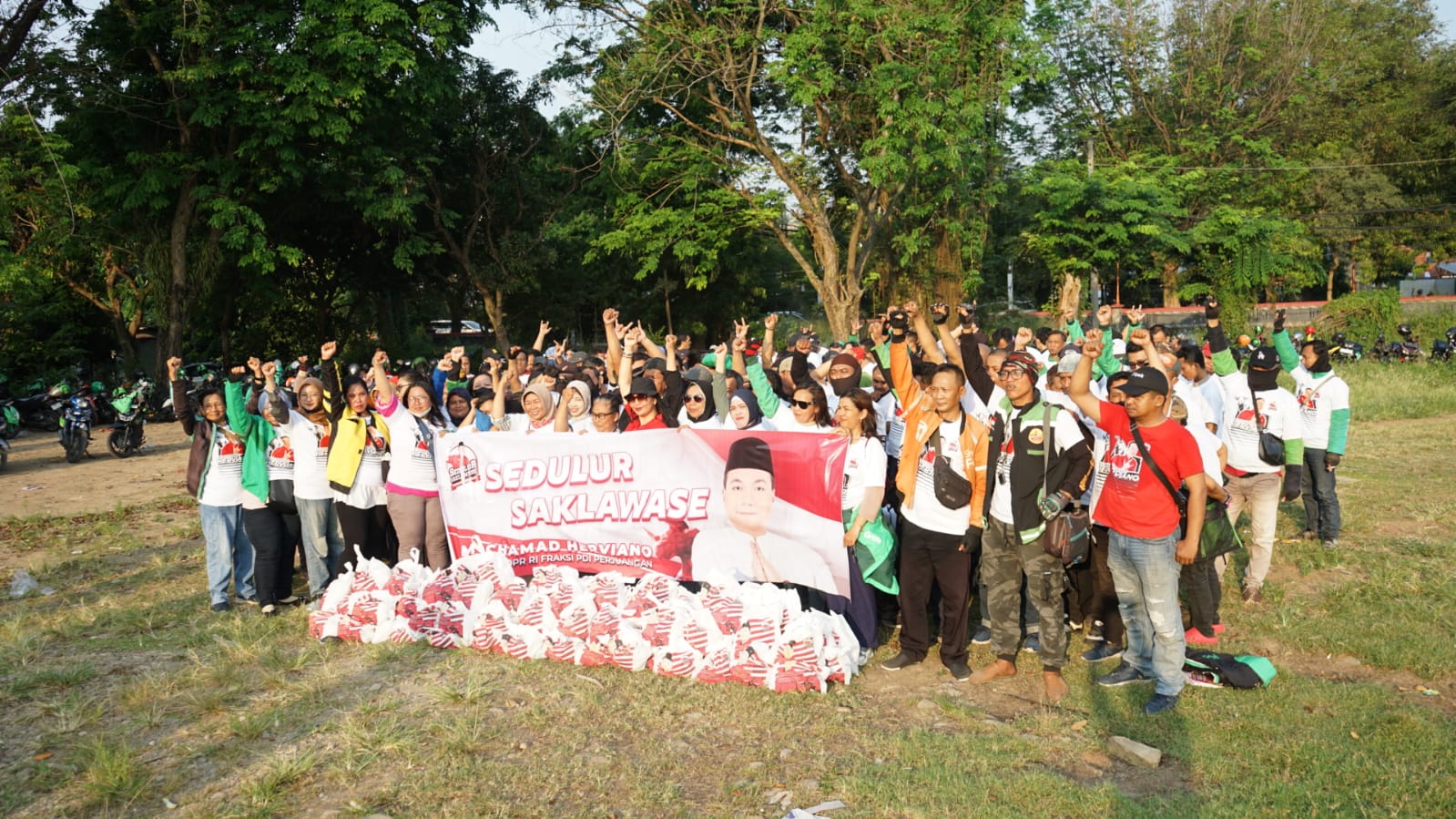 Relawan Sadulur Saklawase sembako untuk para ojol di Kota Semarang, Jateng.