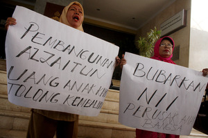 Warga melakukan aksi demo menolak keberadaan pesantren Al-Zaytun.