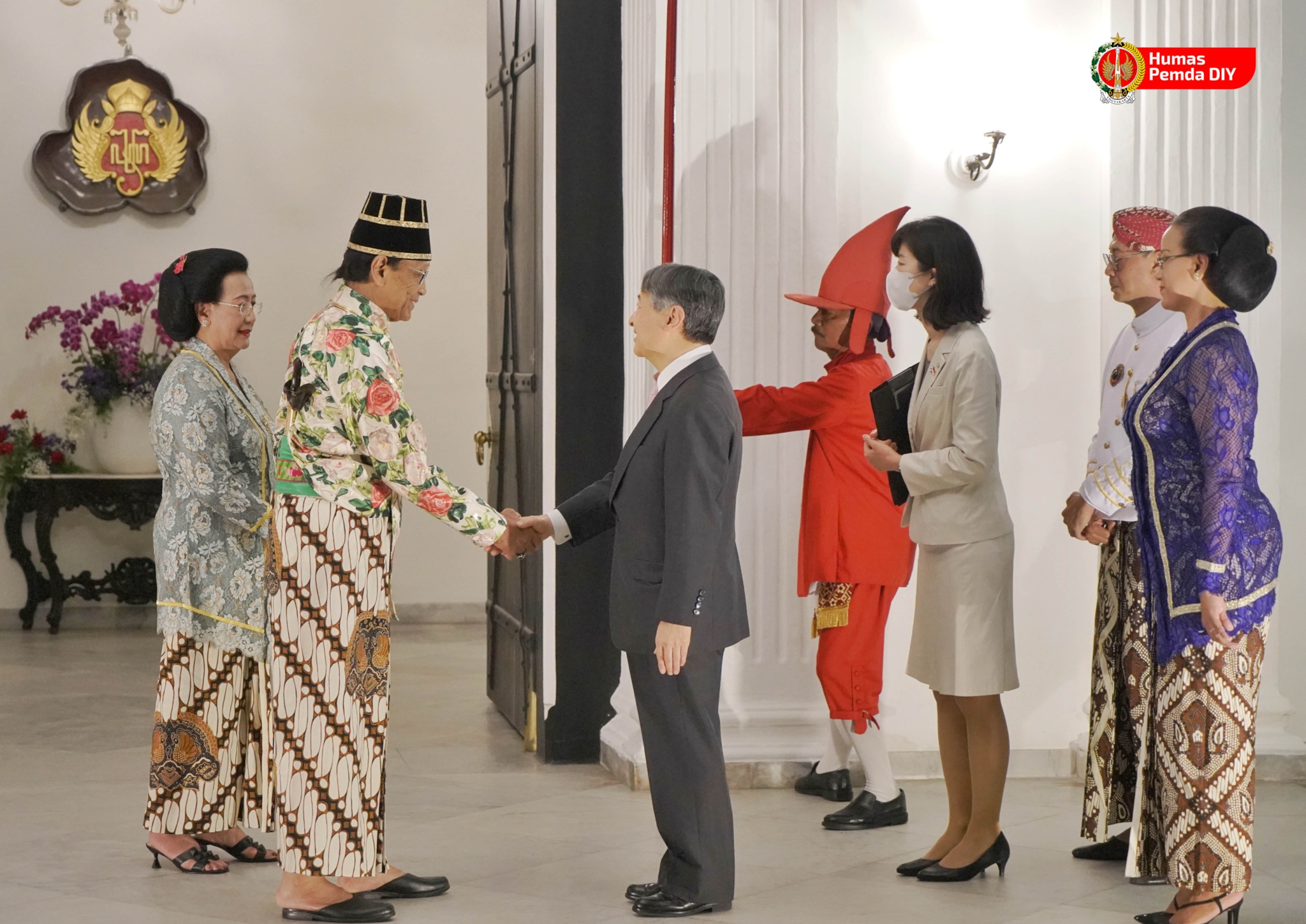 Sri Sultan Hamengku Buwono X (kiri) menyambut Kaisar Jepang Naruhito di Keraton Yogyakarta.