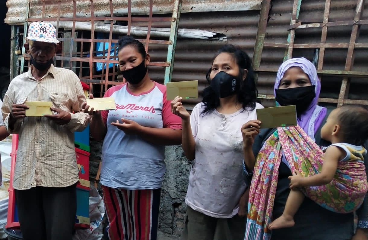 Wahyuni beserta rekan - rekan penerima manfaat dalam program Inclusive Recycling Indonesia (IRI). 