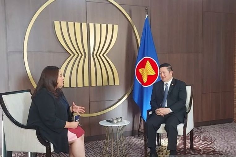 Sekretaris Jenderal ASEAN Kao Kim Hourn (kanan) berbicara dalam wawancara khusus dengan Kantor Berita Antara di Sekretariat ASEAN, Jakarta.