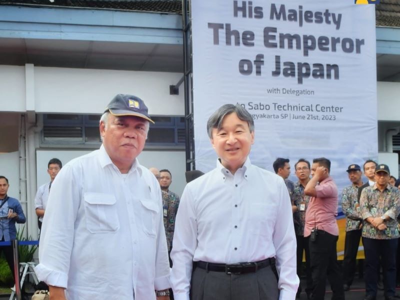 Menteri PU-Pera Basuki Hadimuljono mendampingi Kaisar Naruhito mengecek Sabo Dam di Yogyakarta.