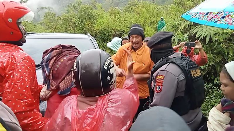 Warga adat dari empat gendang mengadang petugas PLN yang mendapatkan pengawalan dari Polisi untuk memasuki kawasan pengeboran geothermal.