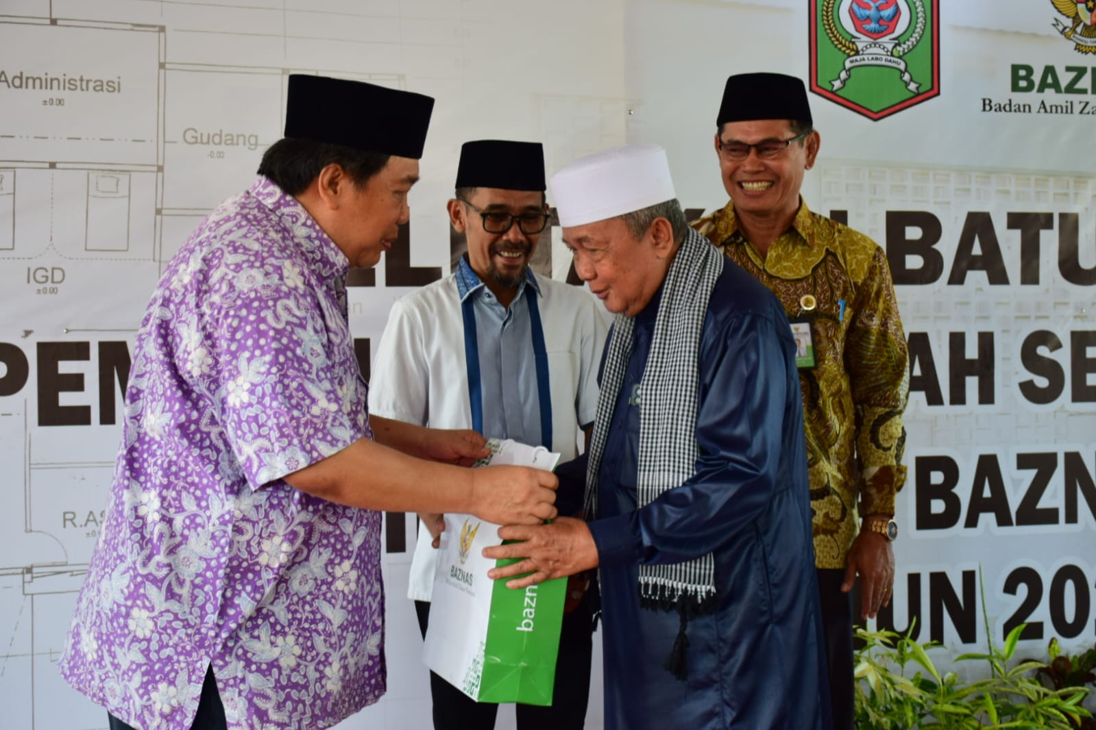 Acara peletakan batu pertama pembangunan Rumah Sehat Baznas (RSB) di Kota Bima, Nusa Tenggara Barat, Sabtu (17/6).