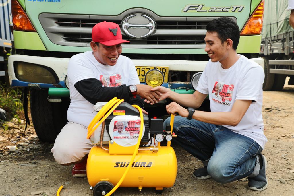 KST memberikan bantuan kompresor ke sopir truk di Karawang