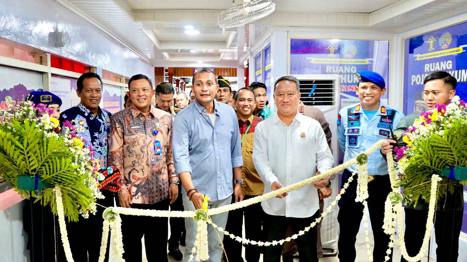 Wamenkumham) Edward Omar Sharif Hiariej  meresmikan Rumah Restorative Justice di Rutan Samarinda