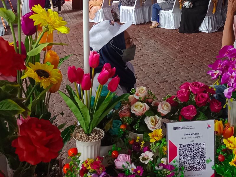 Yunia tengah menjaga gerainya di Pesta Hadiah Simpedes di Bekasi, Jawa Barat.