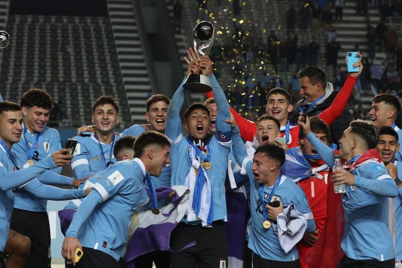 Para pemain U20 Uruguay merayakan kemenangan mereka di Piala Dunia U-20