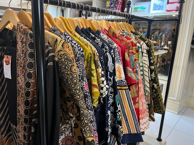 Jejeran batik-batik dari pengrajin UMKM yang dijajakan di Rolupat Batik dan Butik milik Henny.
