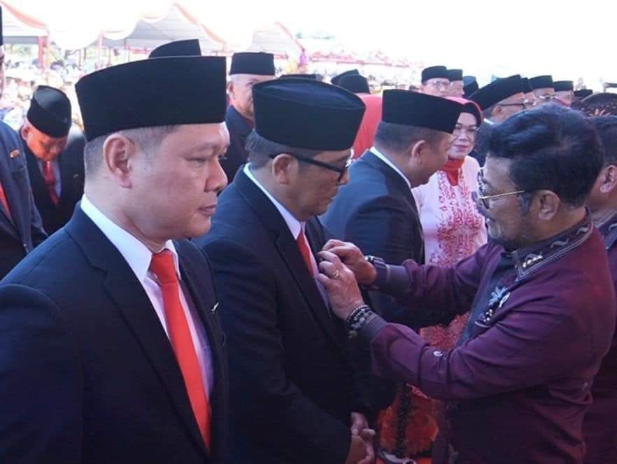 Bupati Tabanan, Bali, I  I Komang Gede Sanjaya mendapat Satyalancana Wira Karya yang disematkan Menteri Pertanian Syahrul Yasin Limpo