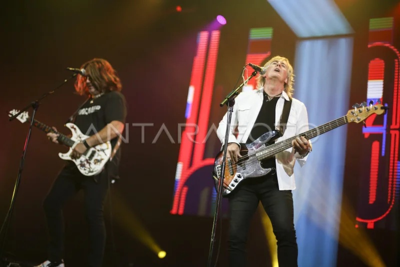 Grup musik The Chicago Experience menghibur penonton saat konser BNI Java Jazz Festival 2023 di Jiexpo Kemayoran, Jakarta, Jumat (2/6/2023).