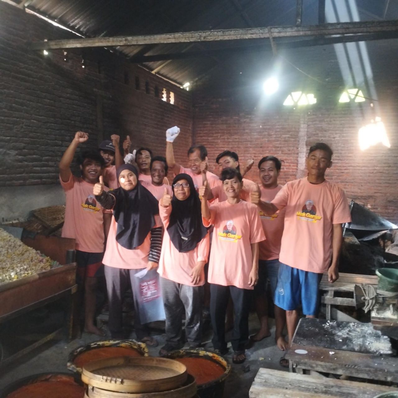 Relawan Mak Ganjar beri pelatihan ibu-ibu membuat cemilan di Desa Pasuruhan Kidul di Kecamatan Jati, Kabupaten Kudus, Jateng, Selasa (13/6).