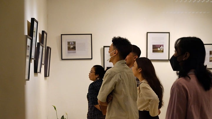 Sejumlah pengunjung melihat koleksi arsip tentang Diyarkara