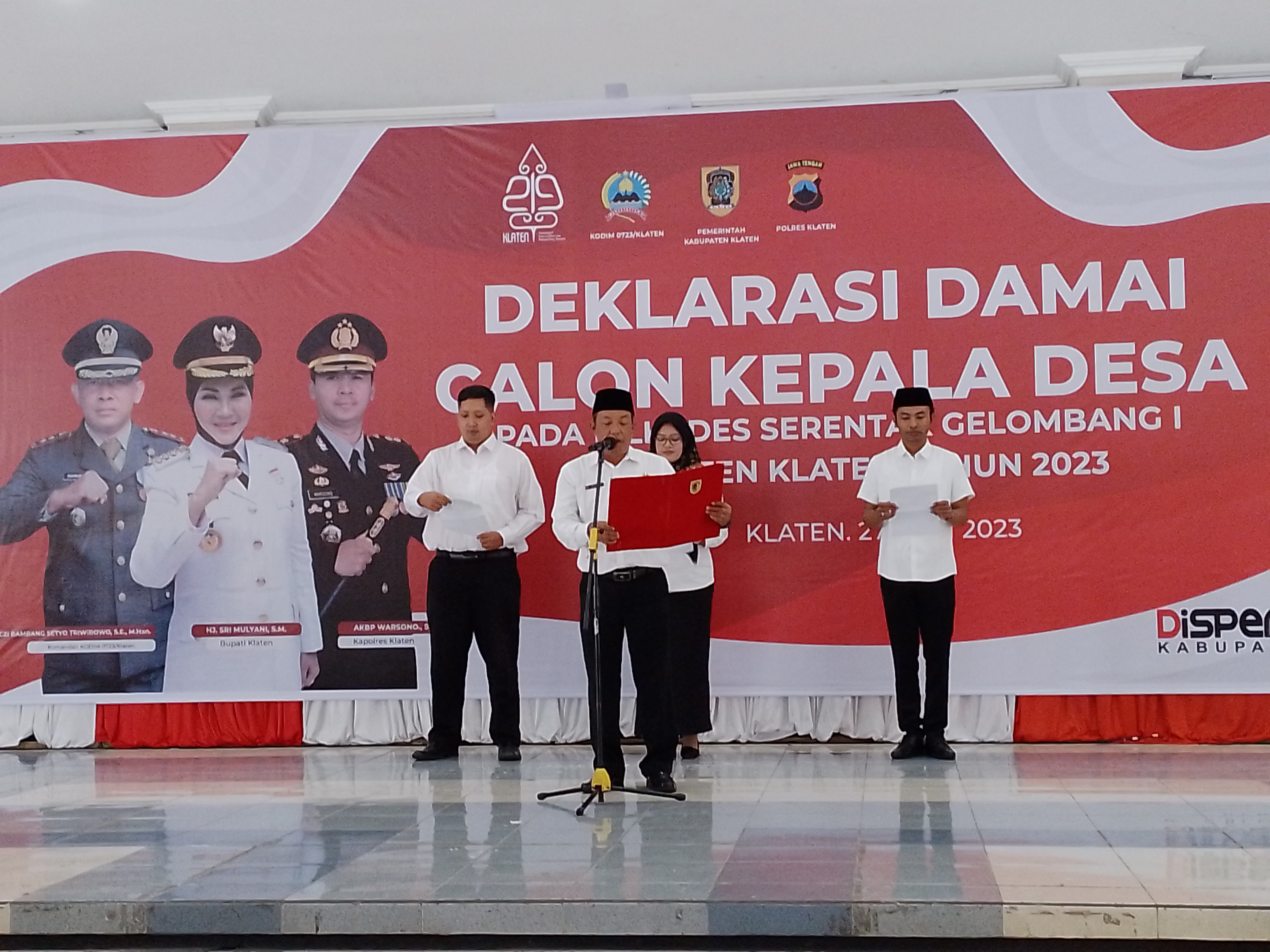Seorang kepala desa membacakan deklarasi damai pemilihan kepala desa di Klaten, Jawa Tengah