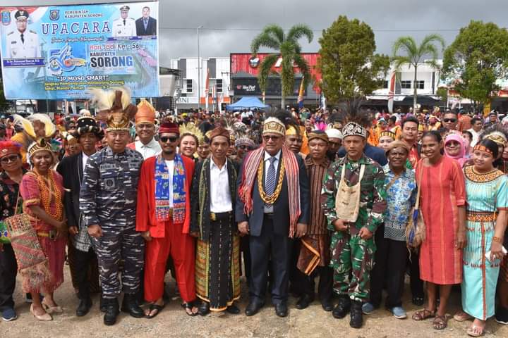 Para pejabat dan warga di Kabupaten Sorong, Papua Barat Daya, sesuai mengikuti Upacara Peringatan HUT ke-56 Kabupaten Sorong