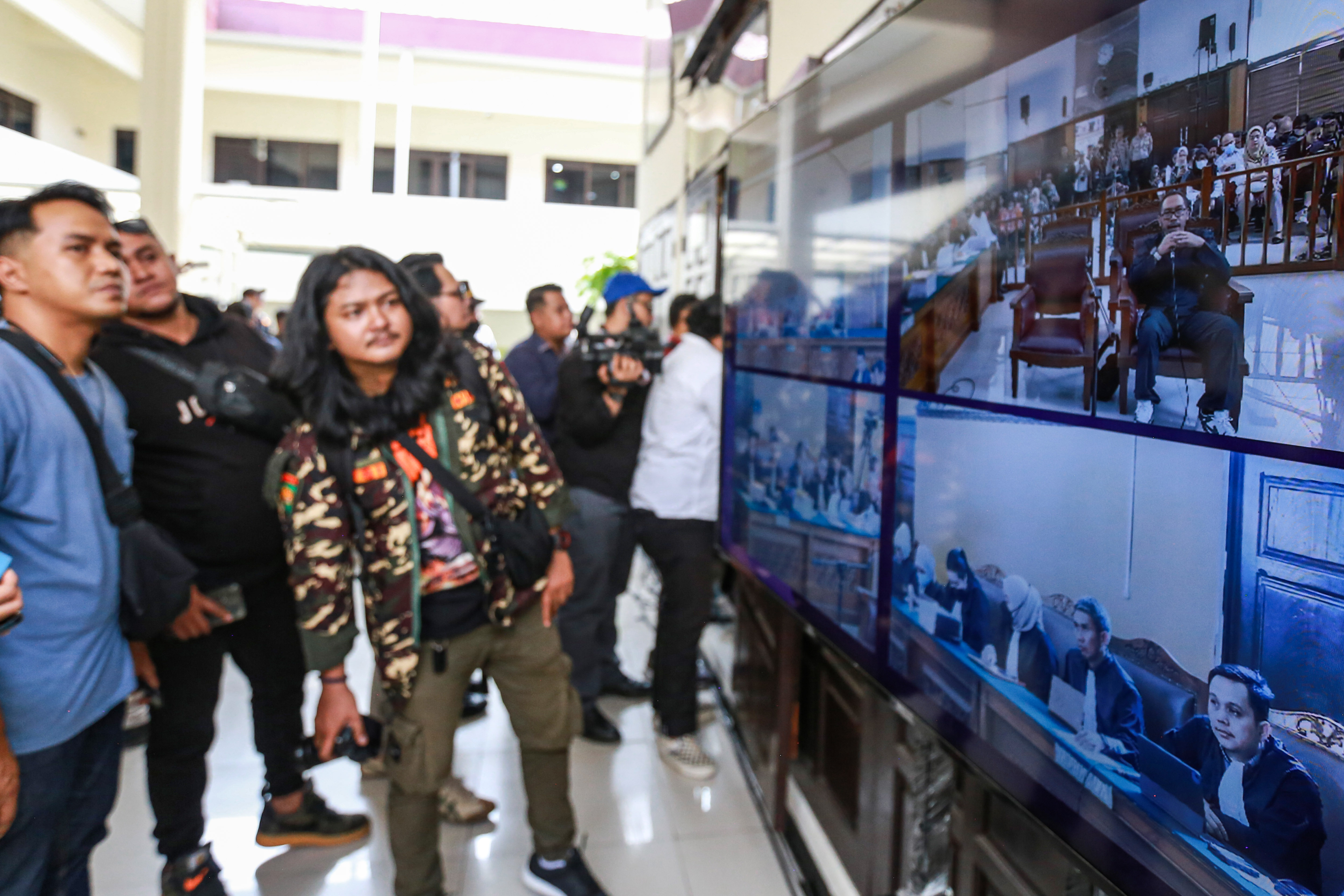 Pengunjung menyaksikan jalannya sidang lanjutan Mario Dandy Satriyo di Pengadilan Negeri Jakarta Selatan