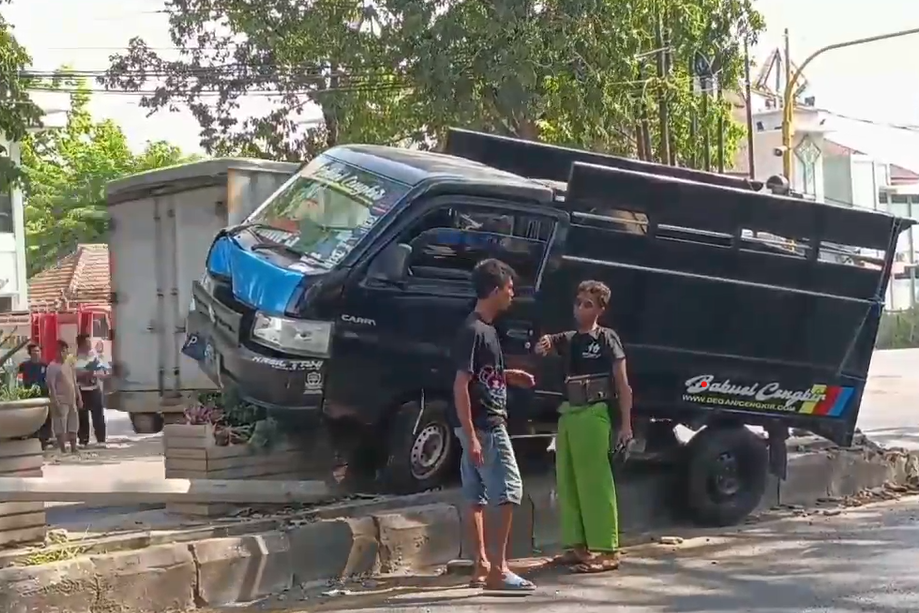 Mobil pikap yang menabrak median jalan di Pasuruan.